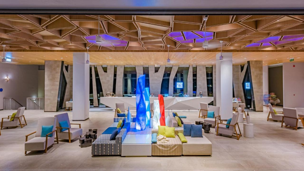 Oceanfront Beach Resort - Sha Extra Plus Patong Eksteriør billede Lobby