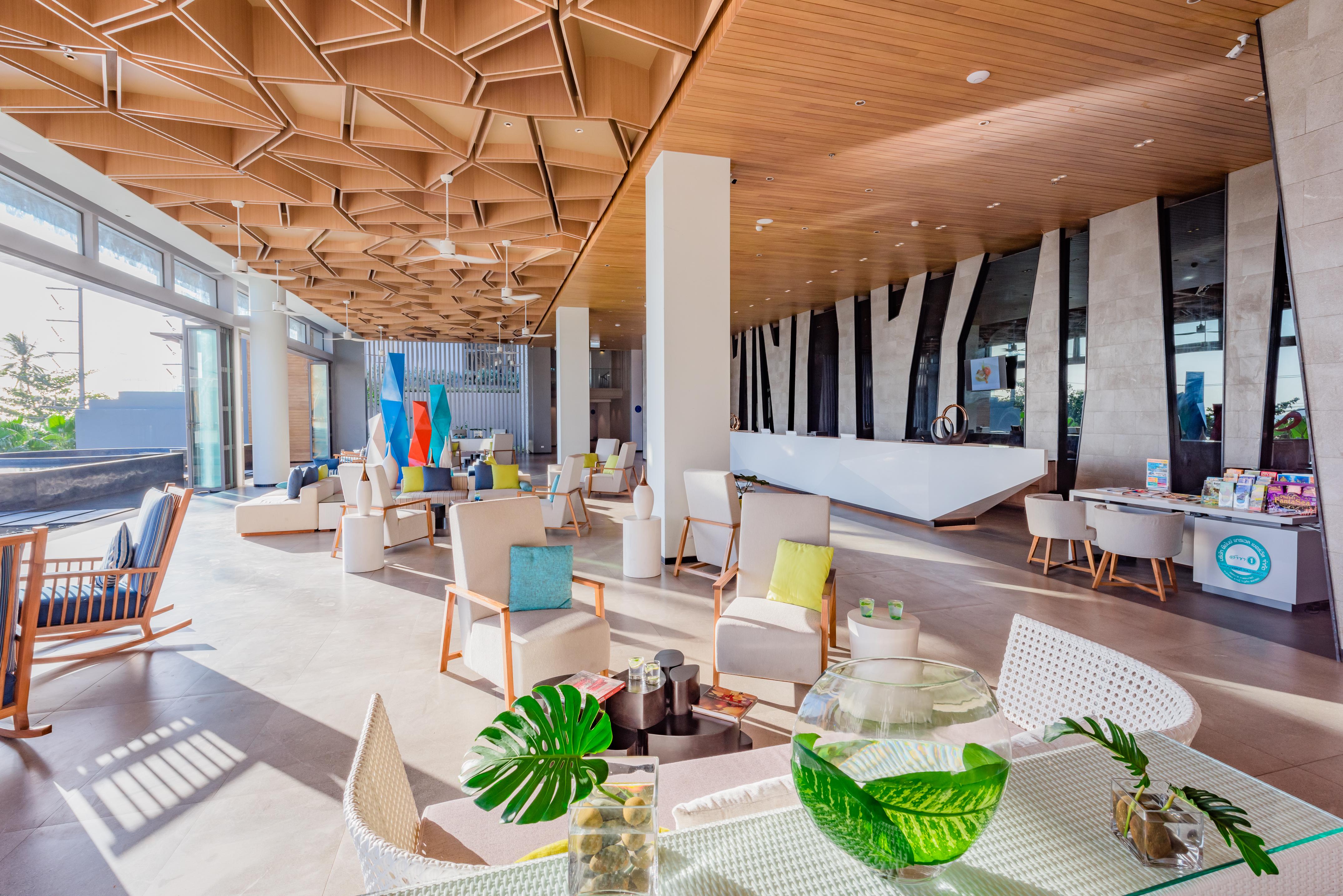 Oceanfront Beach Resort - Sha Extra Plus Patong Eksteriør billede The interior of the airport