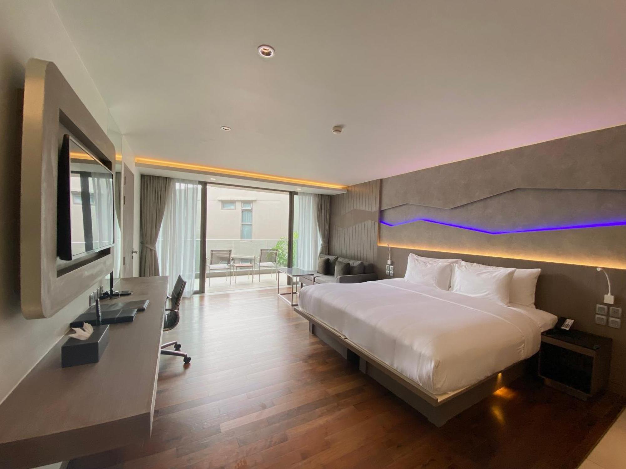 Oceanfront Beach Resort - Sha Extra Plus Patong Eksteriør billede Deluxe Room